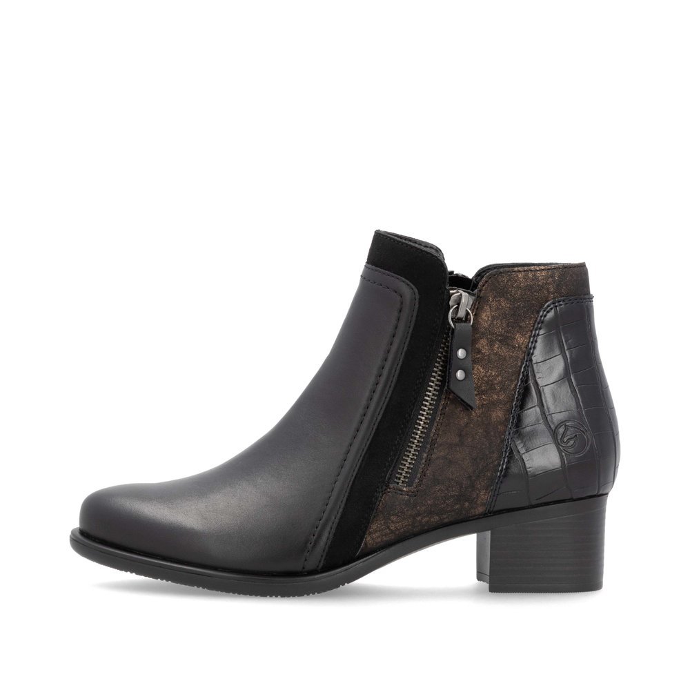 Black remonte women´s ankle boots R5172-04 with zipper as well as removable insole. Outside of the shoe.