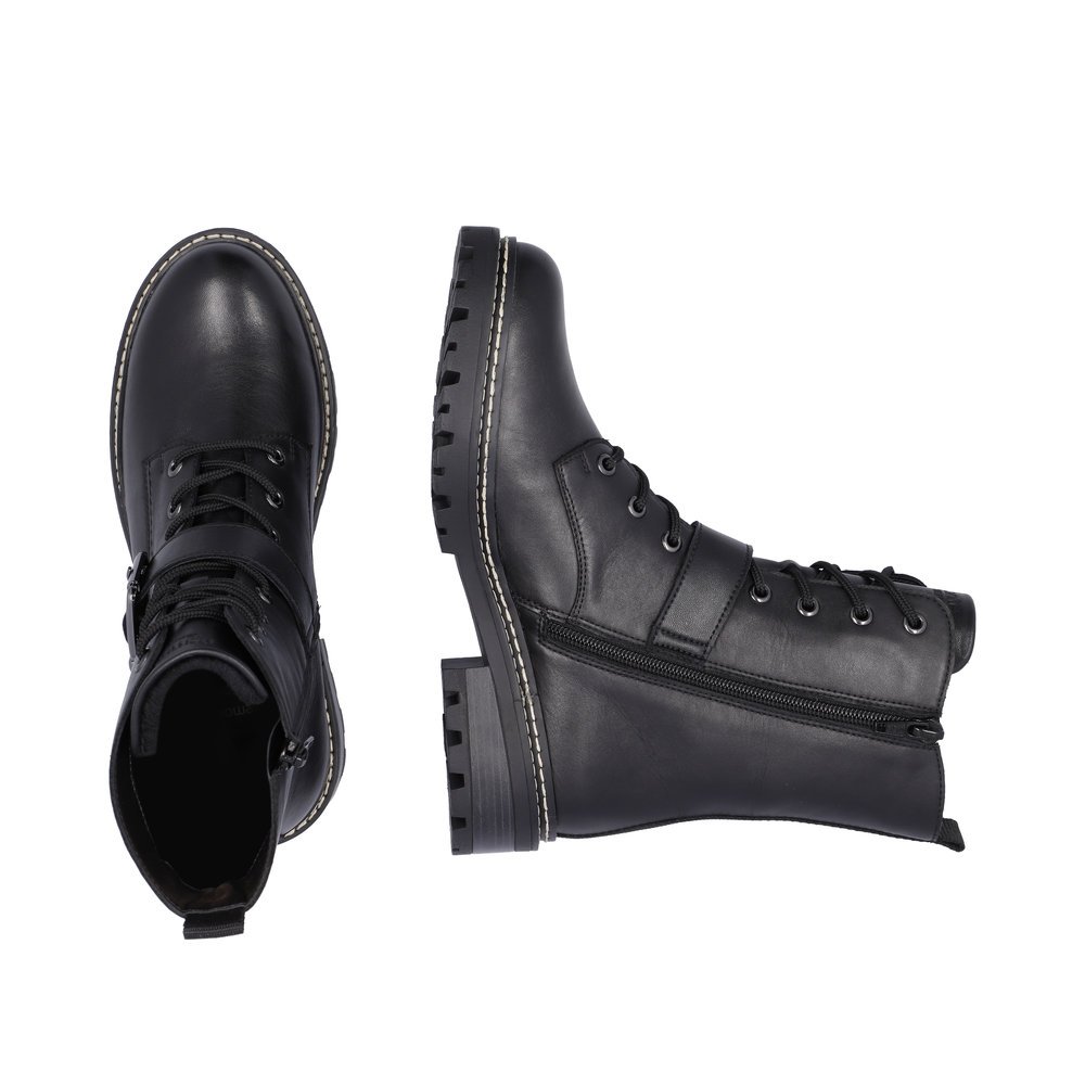 Night black remonte women´s biker boots D0B78-01 with strap with decorative buckle. Shoe from the top, lying.