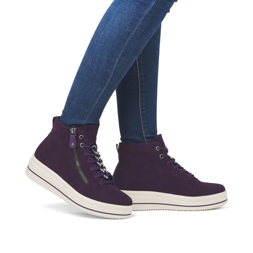 Purple remonte women´s sneakers D1C70-30 with a chain element as well as a zipper. Shoe on foot.