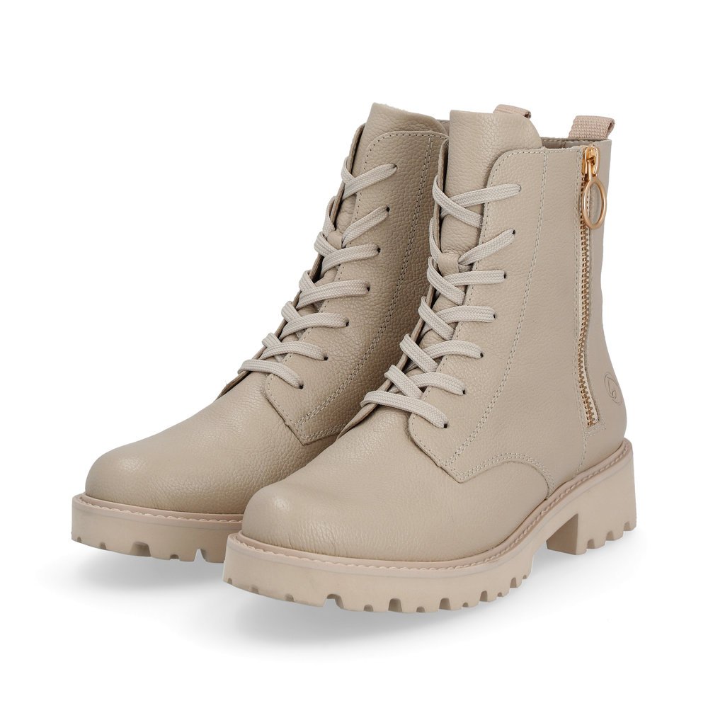 Weißbeige remonte Damen Schnürstiefel D8671-60 mit markanten Ösen. Schuhpaar seitlich schräg.