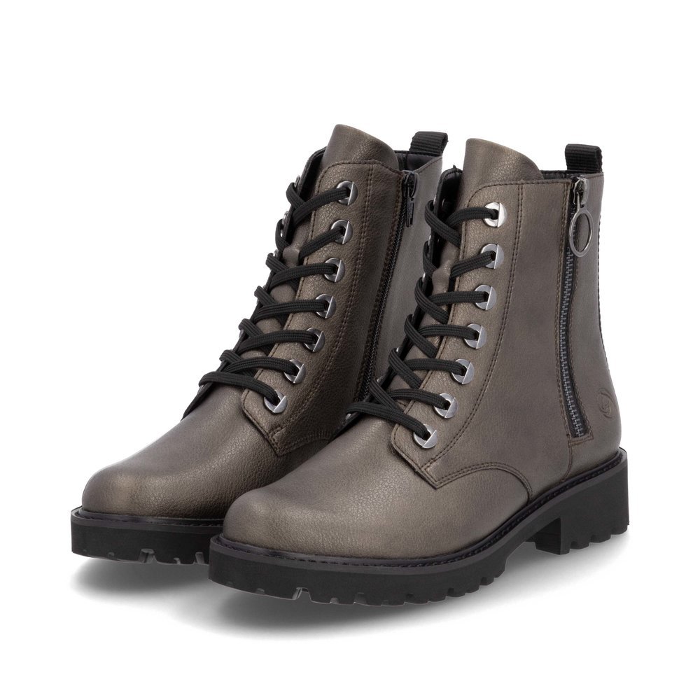 Metallicbraune remonte Damen Biker Boots D8671-92 mit markanten Ösen. Schuhpaar seitlich schräg.