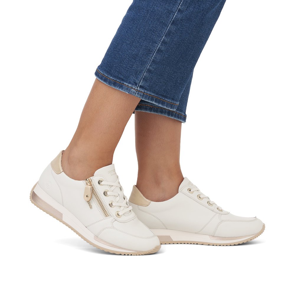 White remonte women´s sneakers D0H11-81 with zipper and soft exchangeable footbed. Shoe on foot.