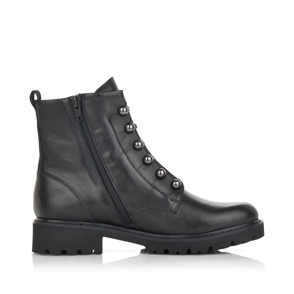 Matt black remonte women´s biker boots D8670-01 with a distinctive eyelets. Shoe inside.