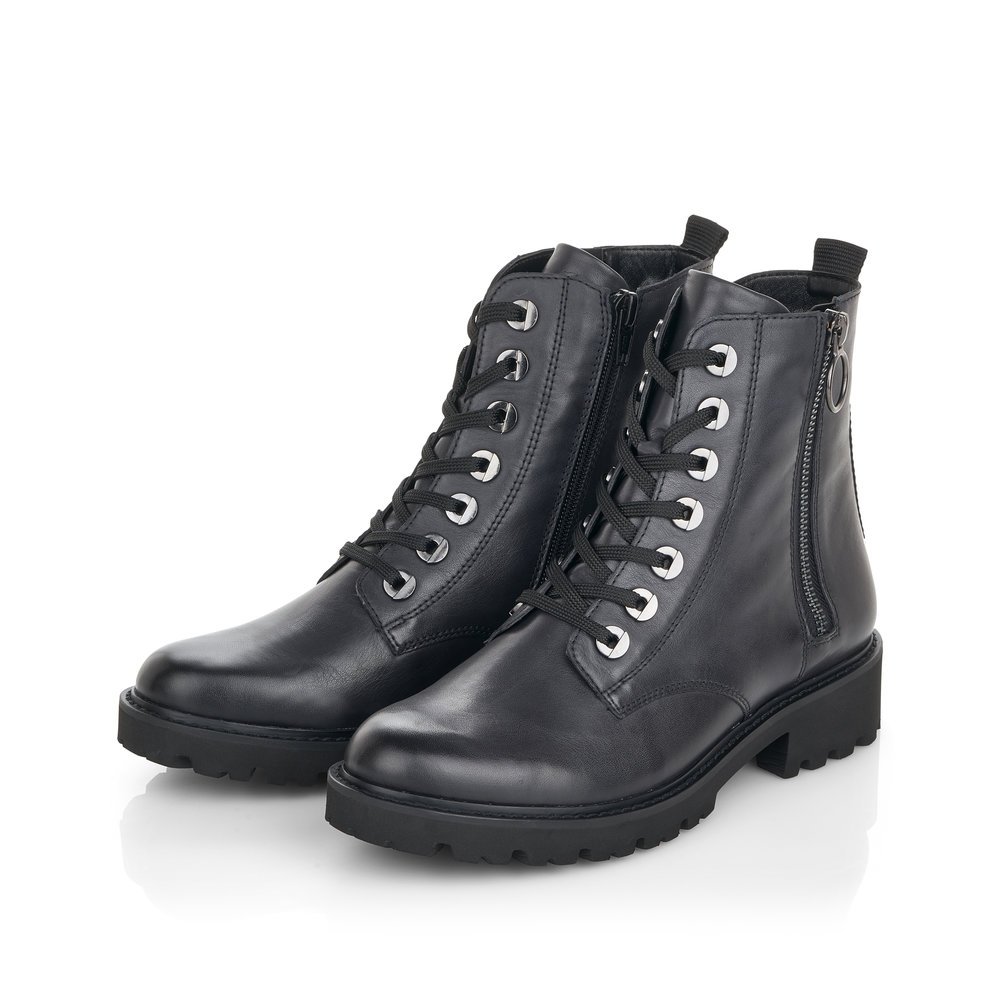 Blaue remonte Damen Biker Boots D8671-14 mit markanten Ösen sowie Reißverschluss. Schuhpaar seitlich schräg.