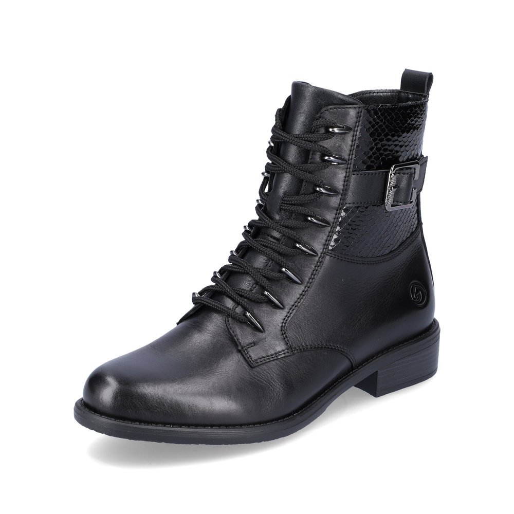 Schwarze remonte Damen Biker Boots D0F72-01 mit stylischen Metall-Ösen. Schuh seitlich schräg.