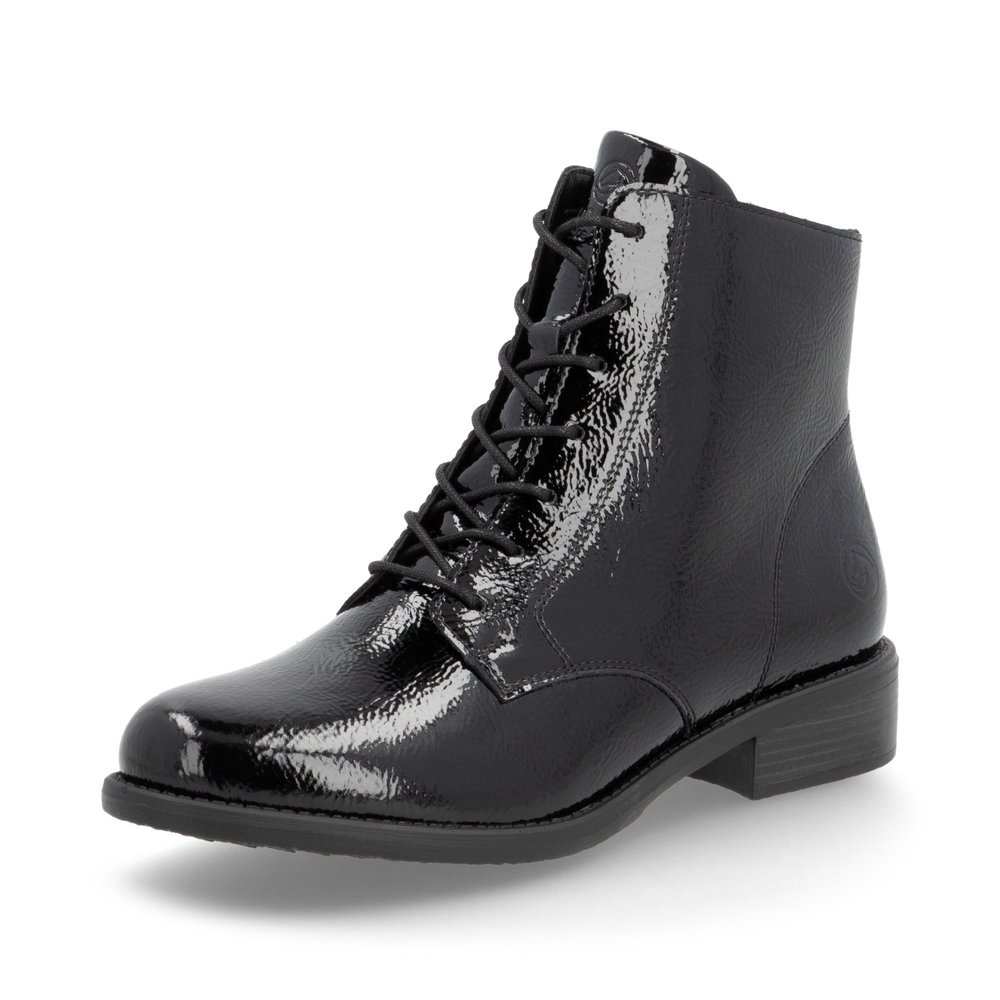 Glanzschwarze remonte Damen Stiefeletten D0F73-00 mit einem Reißverschluss. Schuh seitlich schräg.