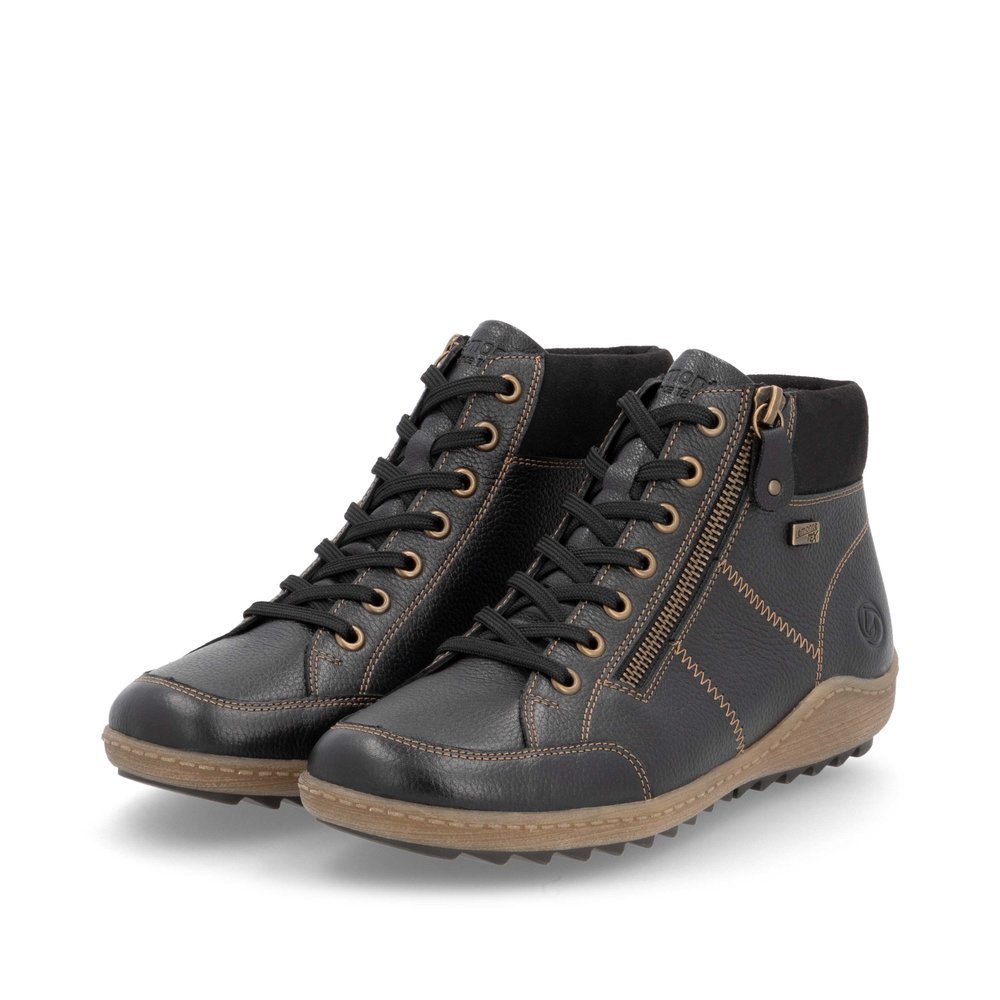 Chaussures à lacets remonte noires pour femme R1457-02. Chaussures inclinées sur le côté.