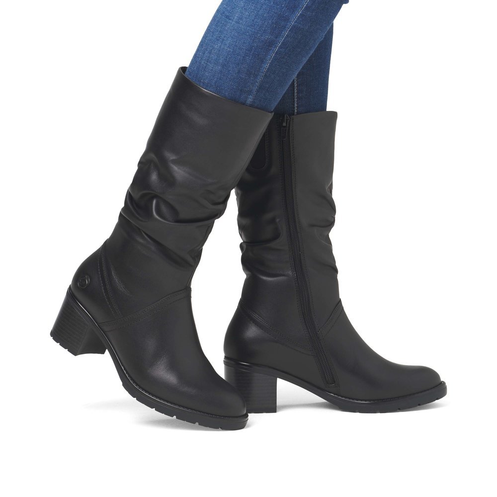 Black remonte women´s ankle boots D2A70-00 with a gathered shaft as well as zipper. Shoe on foot.