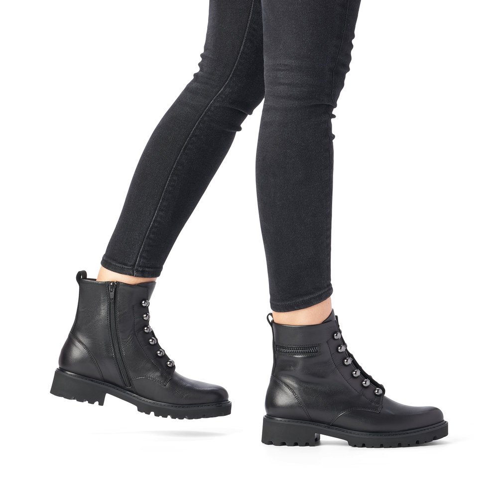 Matt black remonte women´s biker boots D8670-01 with a distinctive eyelets. Shoe on foot.