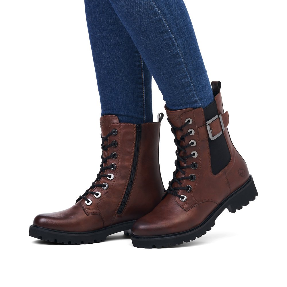 Braune remonte Damen Biker Boots D8668-22 mit Zierschnalle sowie Reißverschluss. Schuh am Fuß.