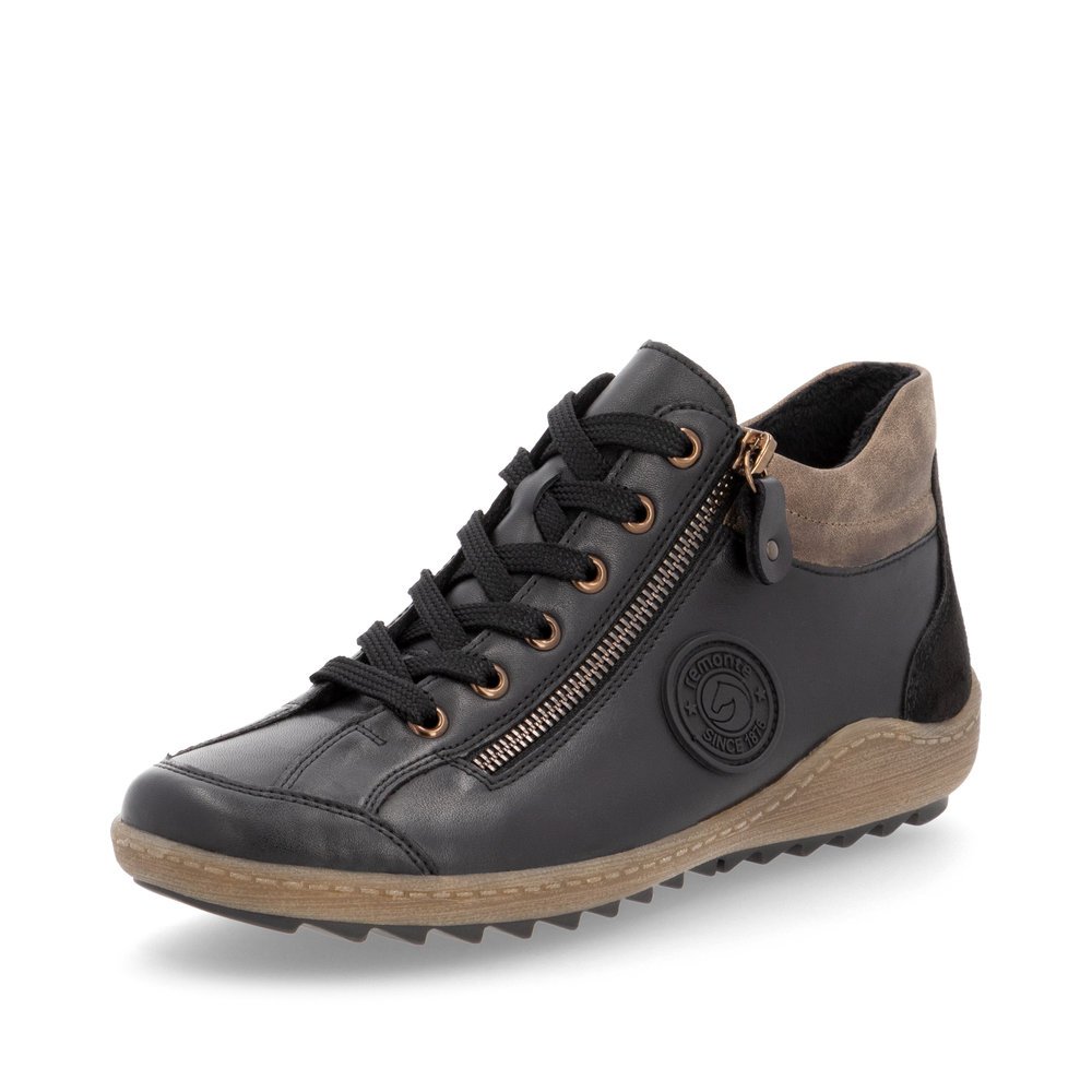 Chaussures à lacets remonte noires pour femme R1477-03 avec logo noir. Chaussure inclinée sur le côté.