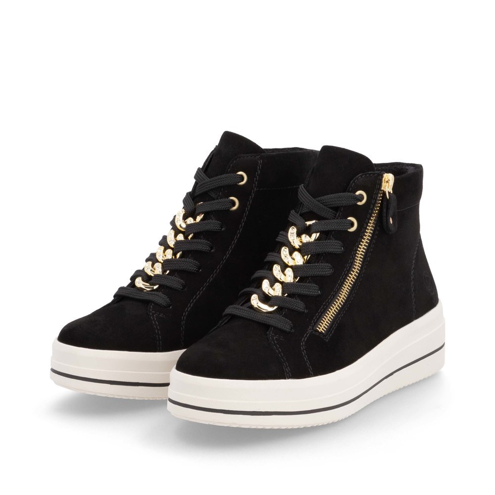 Jet black remonte women´s sneakers D1C70-02 with a chain element as well as zipper. Shoes laterally.