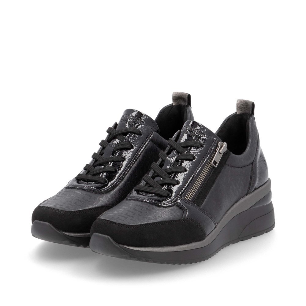 Black remonte women´s sneakers D2401-06 with a zipper as well as comfort width G. Shoes laterally.