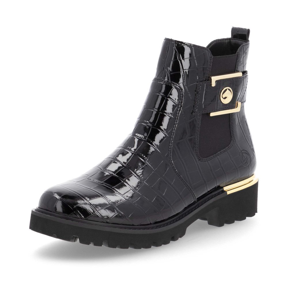 Lacquer black remonte women´s Chelsea boots D8684-03 with golden decorative element. Shoe laterally.