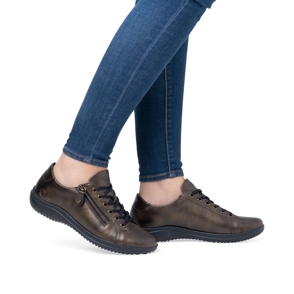 Bronze remonte women´s lace-up shoes D1E03-25 with a zipper. Shoe on foot.