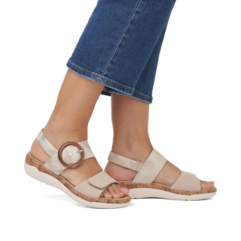 Clay beige remonte women´s strap sandals R6853-61 with a hook and loop fastener. Shoe on foot.