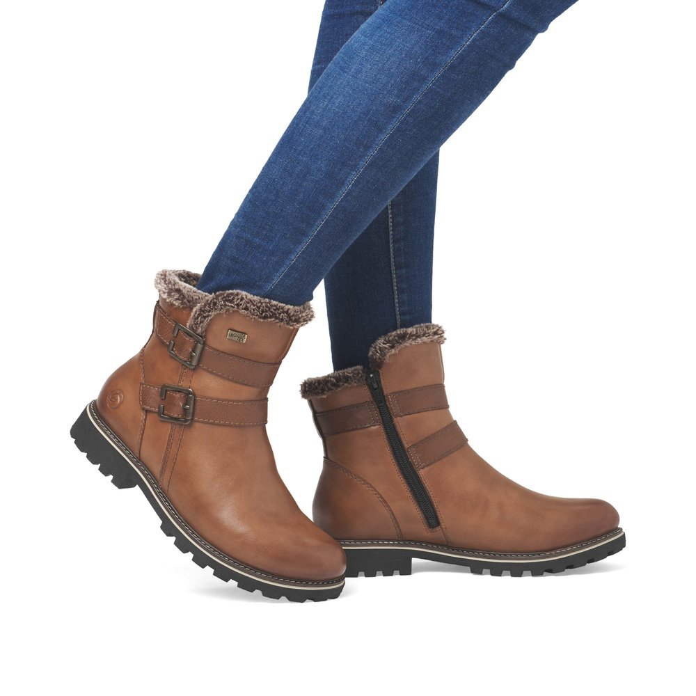 Braune remonte Damen Kurzstiefel D8484-24 mit wasserabweisender TEX-Membran. Schuh am Fuß.