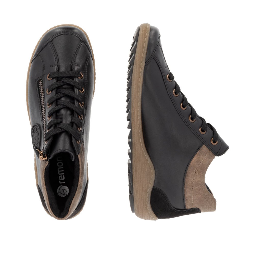 Chaussures à lacets remonte noires pour femme R1477-03 avec logo noir. Chaussure vue de dessus, couchée.