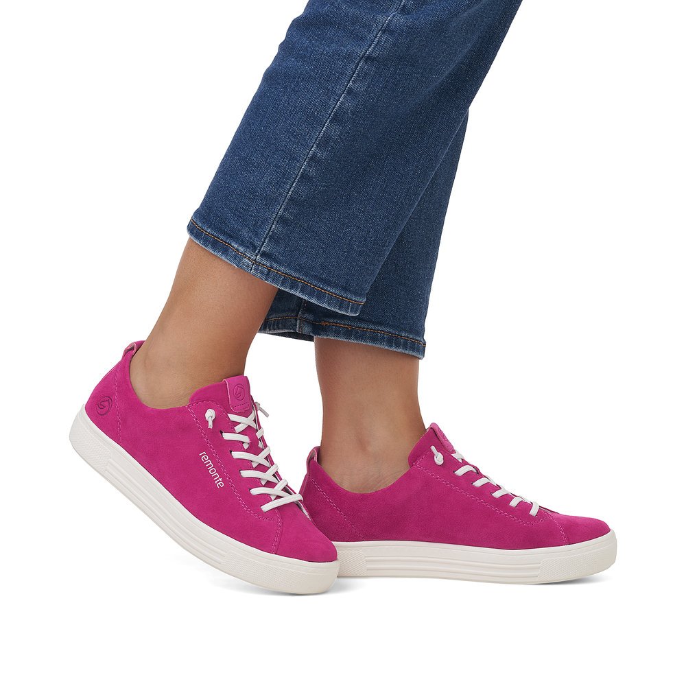 Pink remonte women´s sneakers D0913-31 with a lacing and comfort width G. Shoe on foot.