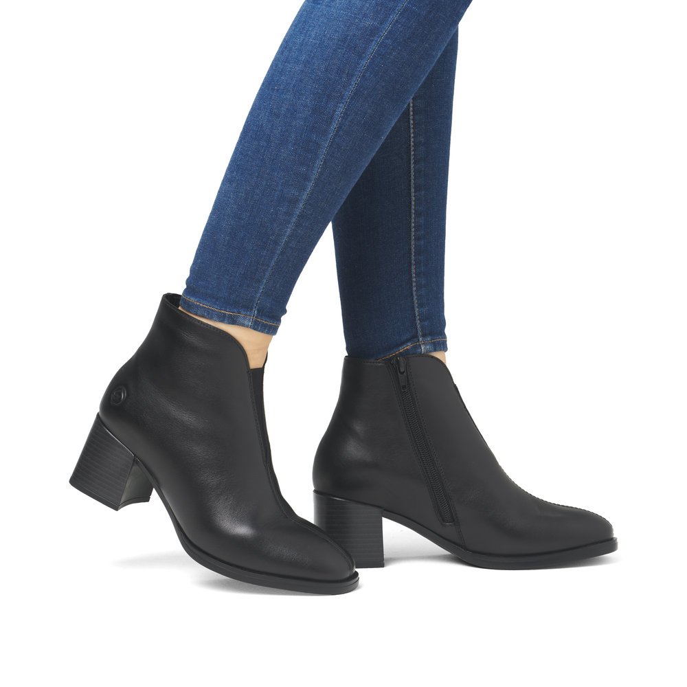 Black remonte women´s ankle boots D0V81-00 with zipper as well as removable insole. Shoe on foot.