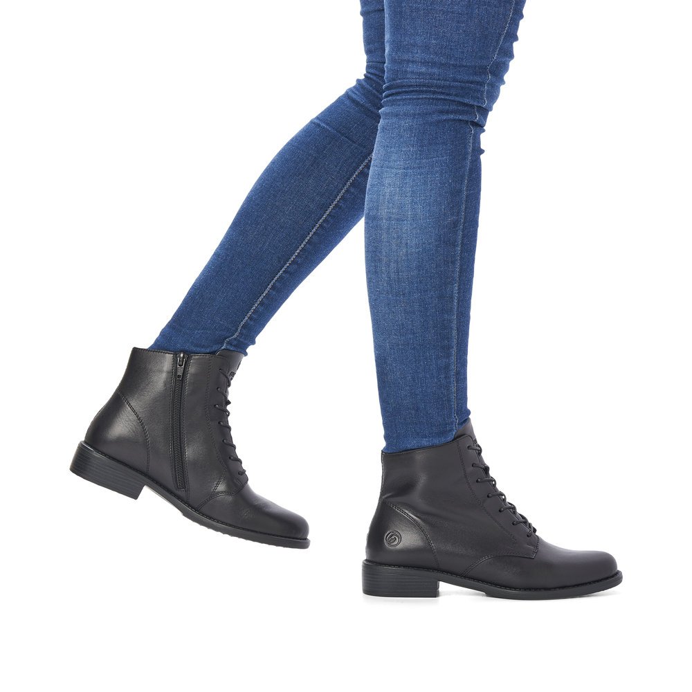 Bottines remonte noires pour femme D0F73-01 avec fermeture éclair. Chaussure au pied.