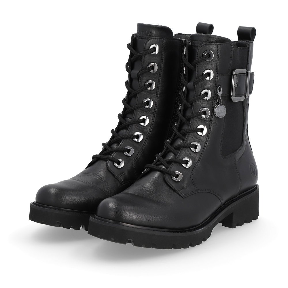 Bottes des motards remonte noires femme D8668-00 avec boucle décorative. Chaussures inclinées sur le côté.