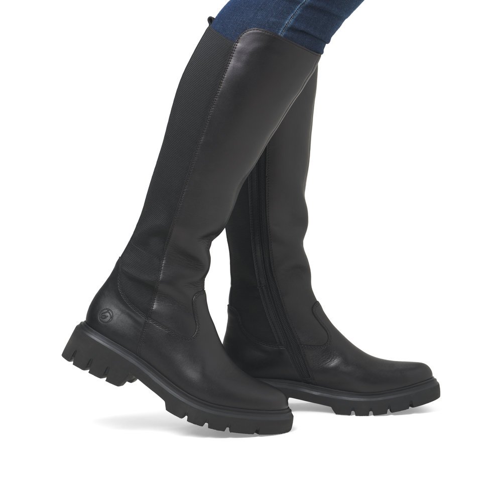 Black remonte women´s high boots D1W77-00 with a zipper as well as comfort width G. Shoe on foot.