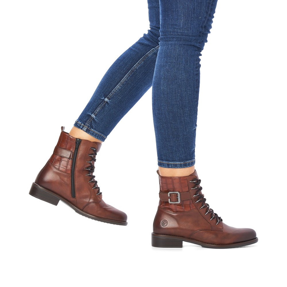 Espressobraune remonte Damen Biker Boots D0F72-22 mit stylischen Metall-Ösen. Schuh am Fuß.