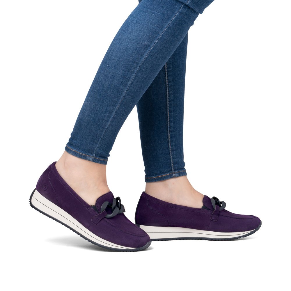 Aubergine-coloured remonte women´s loafers D0H10-30 with a chunky chain element. Shoe on foot.