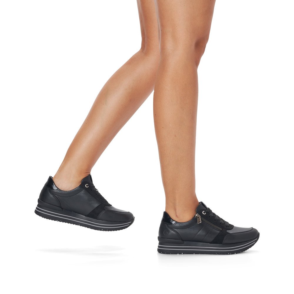Night black remonte women´s sneakers D1316-02 with a zipper and comfort width G. Shoe on foot.