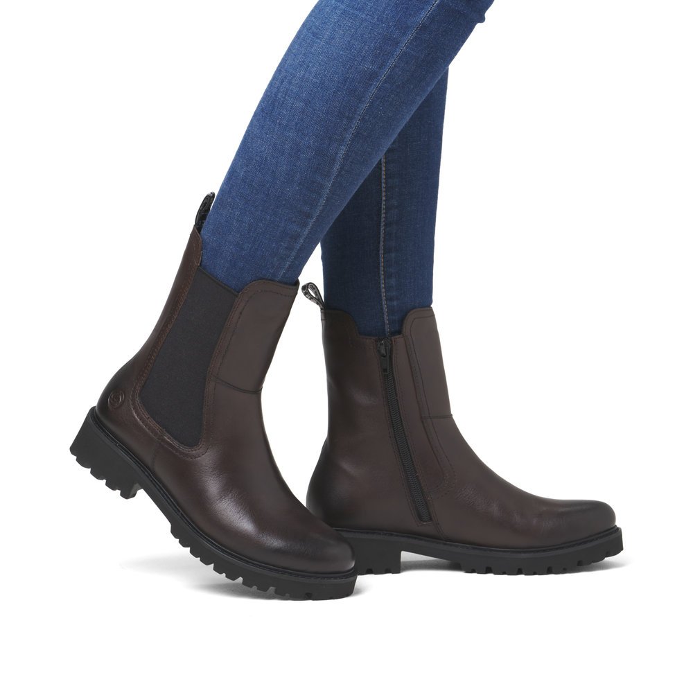 Brown remonte women´s Chelsea boots D8694-25 with zipper as well as comfort width G. Shoe on foot.