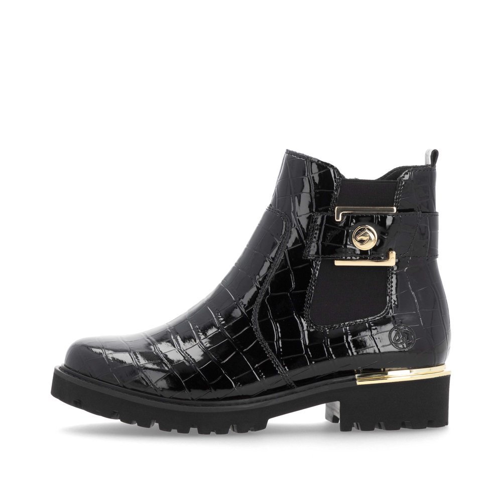 Lacquer black remonte women´s Chelsea boots D8684-03 with golden decorative element. Outside of the shoe.