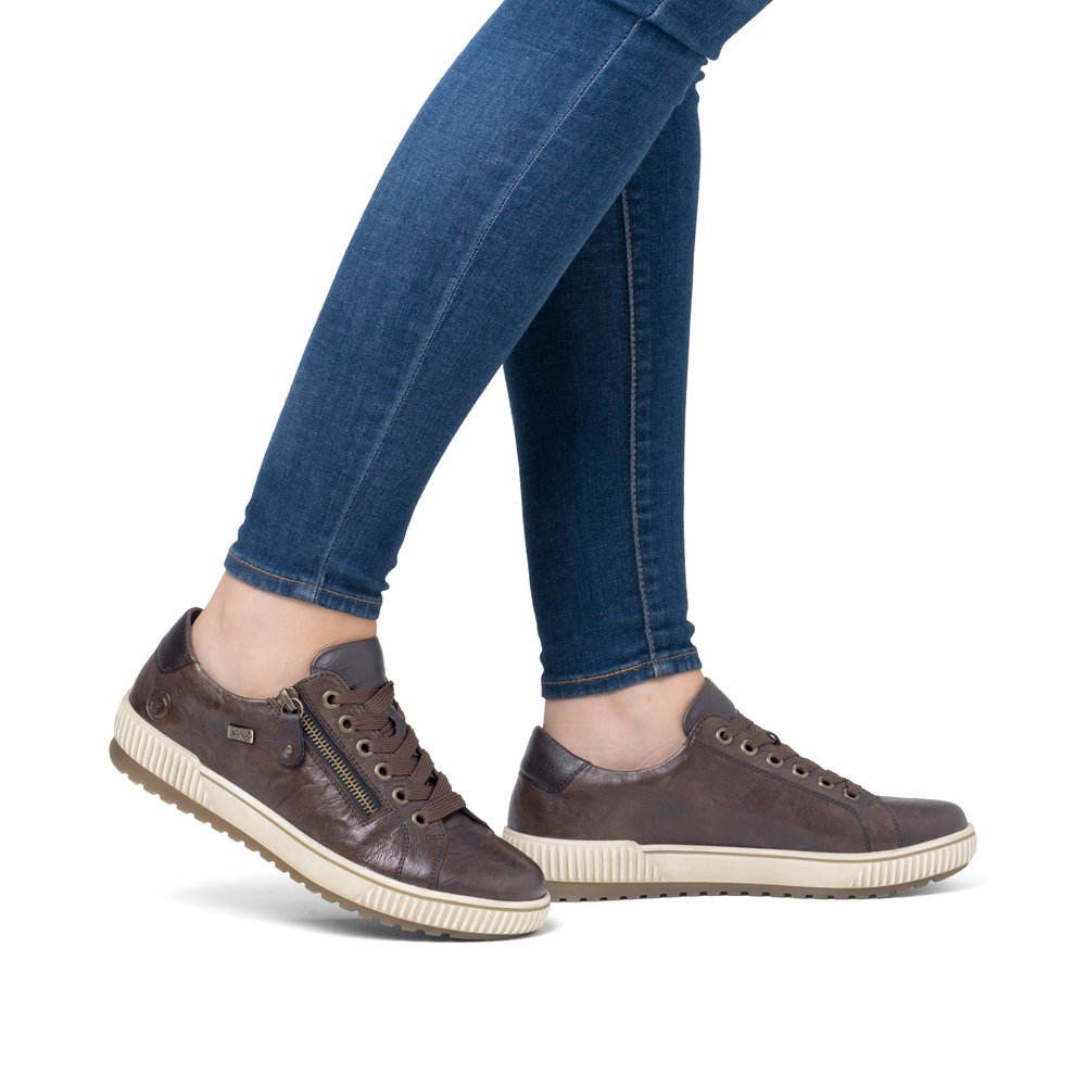 Coffee brown remonte women´s lace-up shoes D0700-25 with remonteTEX technology. Shoe on foot.