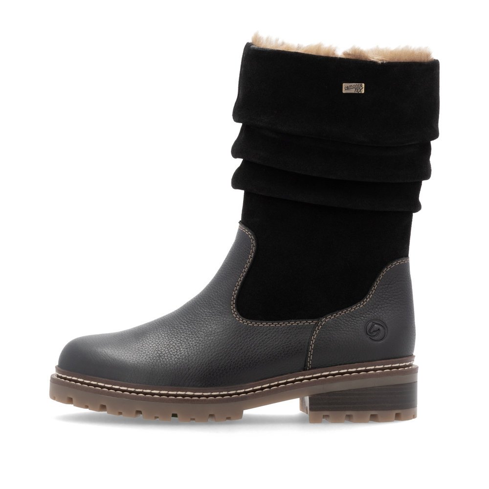 Jet black remonte women´s ankle boots D0B80-00 with a grippy Glass-Fibre sole. Outside of the shoe.