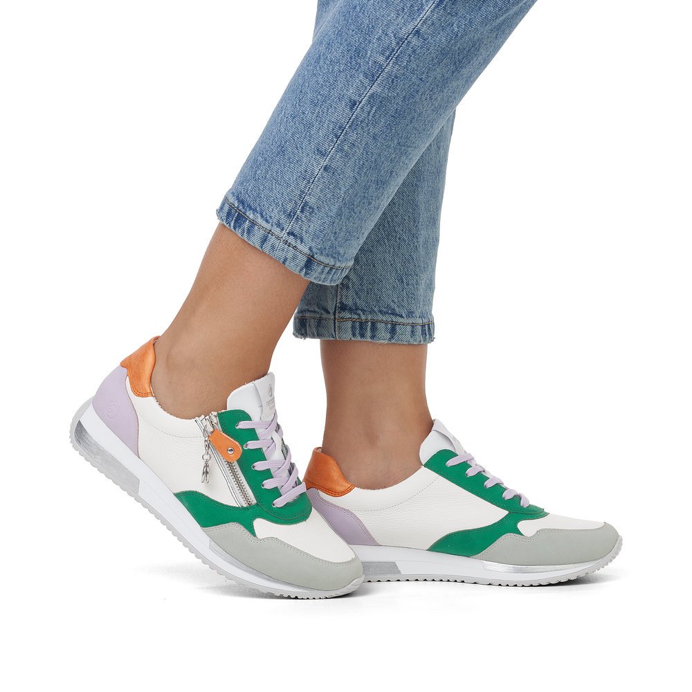White remonte women´s sneakers D0H01-83 with zipper. Shoe on foot.