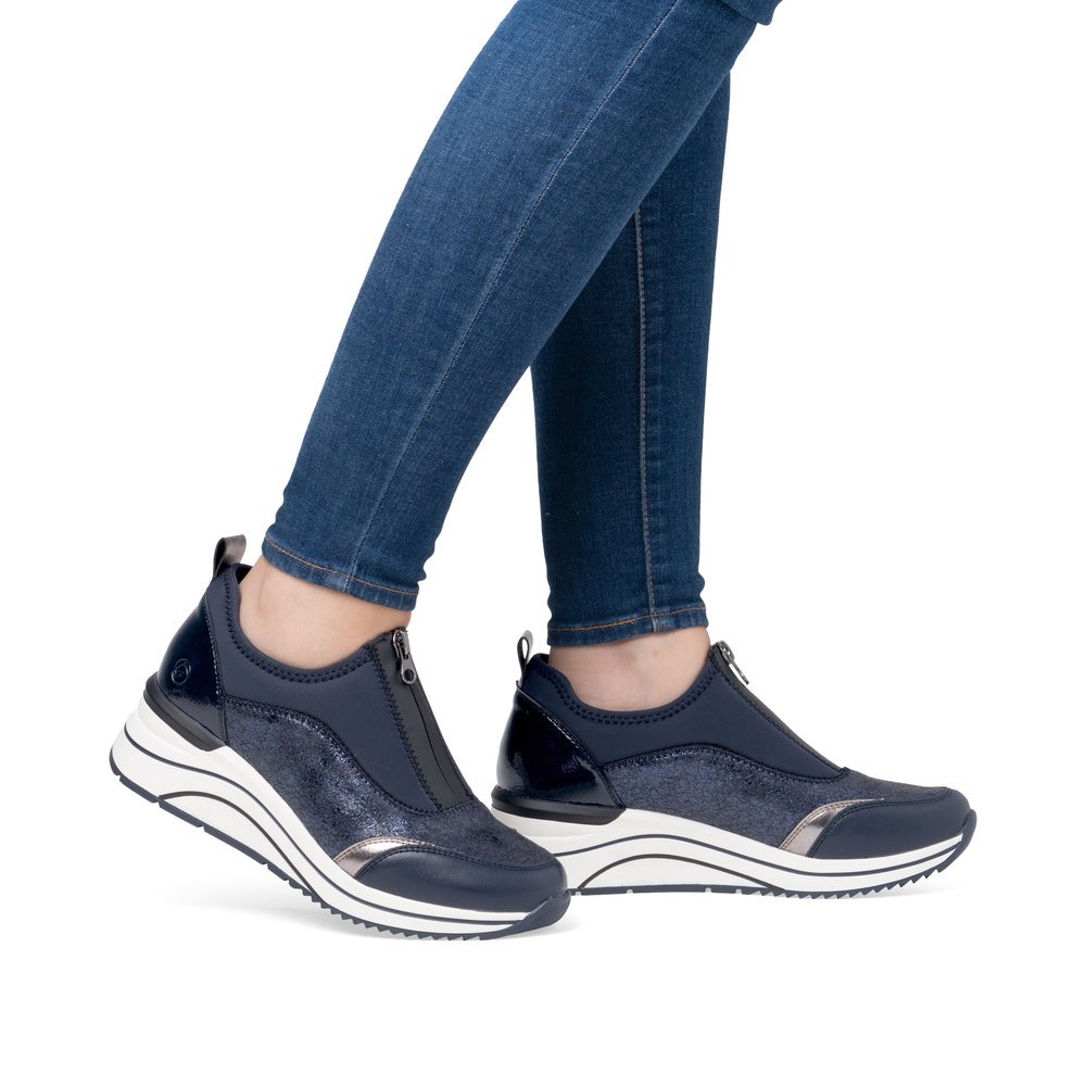 Blue vegan remonte women´s sneakers D0T08-12 with a zipper as well as extra width H. Shoe on foot.