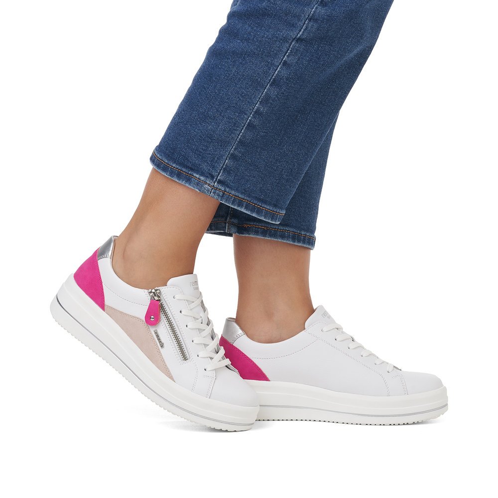 White remonte women´s sneakers D1C01-80 with zipper and comfort width G. Shoe on foot.