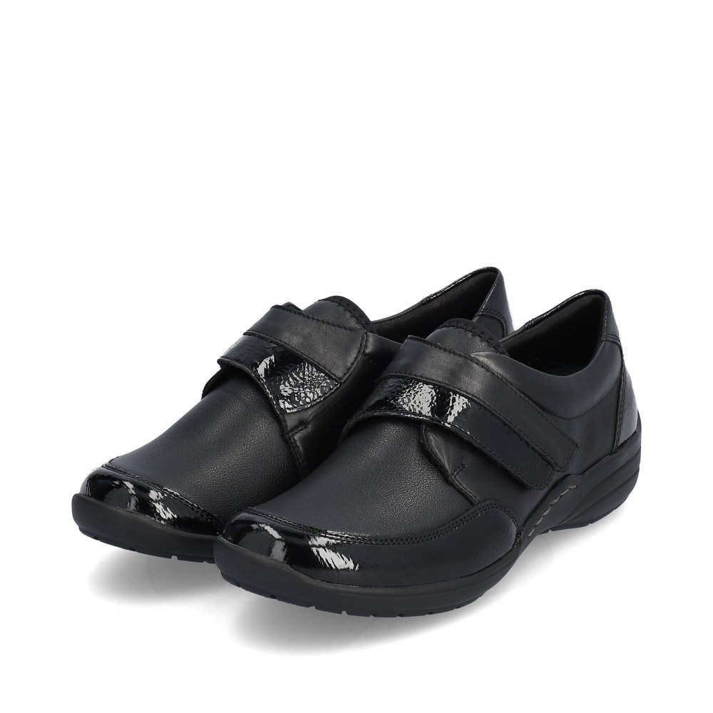 Chaussons remonte noirs pour femme R7600-04 avec fermeture velcro. Chaussures inclinées sur le côté.