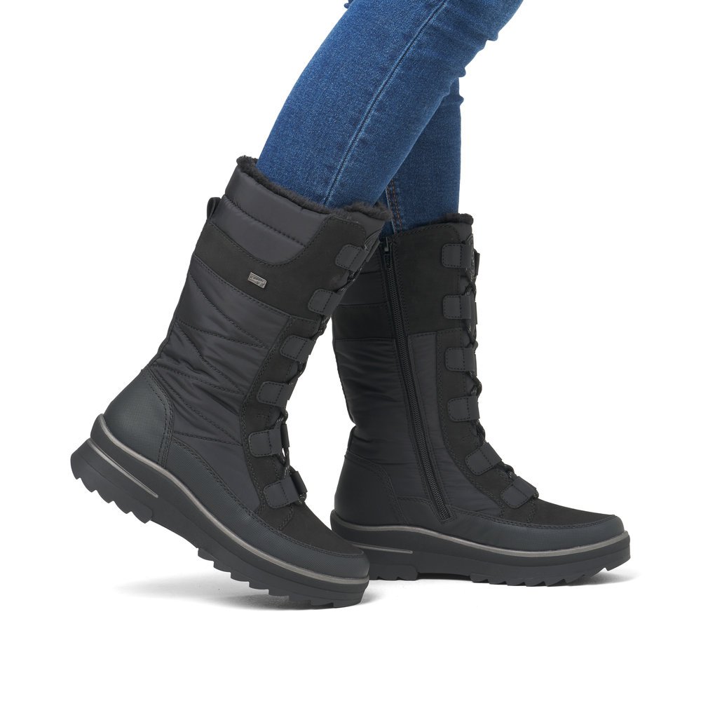 Asphalt black remonte women´s high boots D2B71-02 with a grippy Glass-Fibre sole. Shoe on foot.