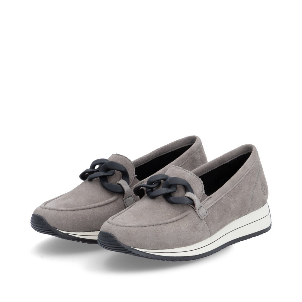 Mocassins remonte gris pour femme D0H10-42 avec grosse chaîne décorative. Chaussures inclinées sur le côté.