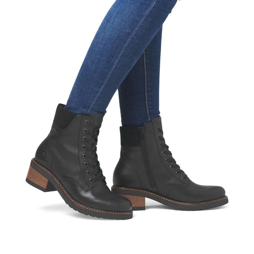 Bottes à lacets remonte noires pour femme D1A70-00 avec fermeture éclair. Chaussure au pied.