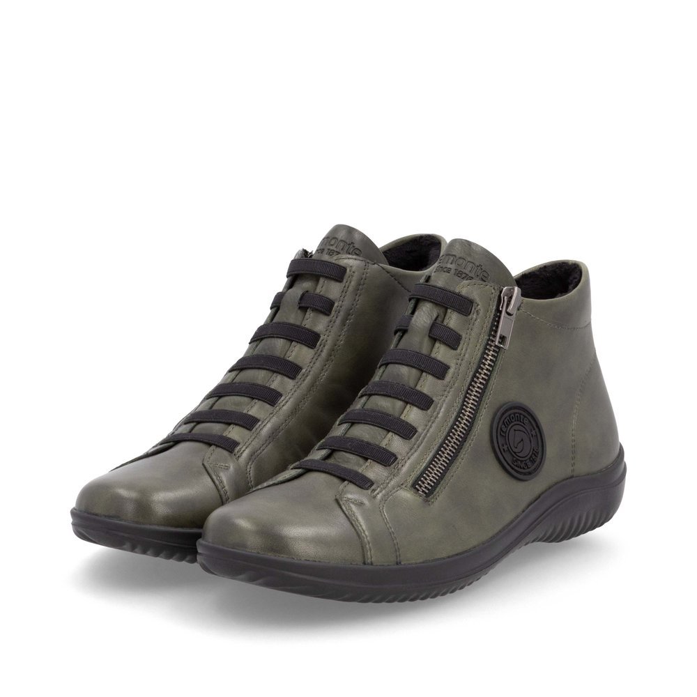 Chaussures à lacets remonte vertes pour femme D1E70-52 avec logo noir. Chaussures inclinées sur le côté.