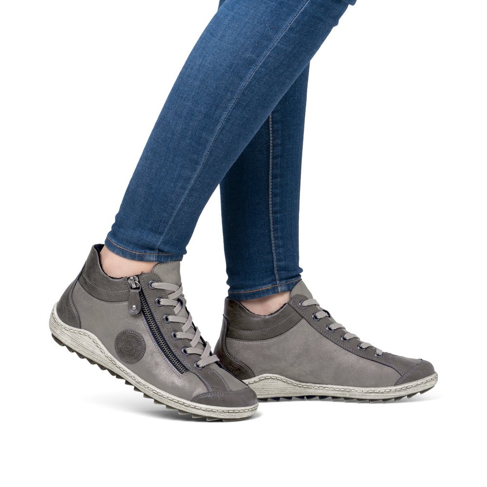 Graue remonte Damen Schnürschuhe R1477-42 mit grauem Logo sowie Reißverschluss. Schuh am Fuß.