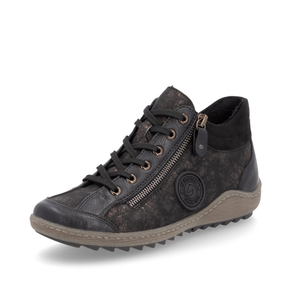 Chaussures à lacets remonte noires pour femme R1477-90 avec logo noir. Chaussure inclinée sur le côté.