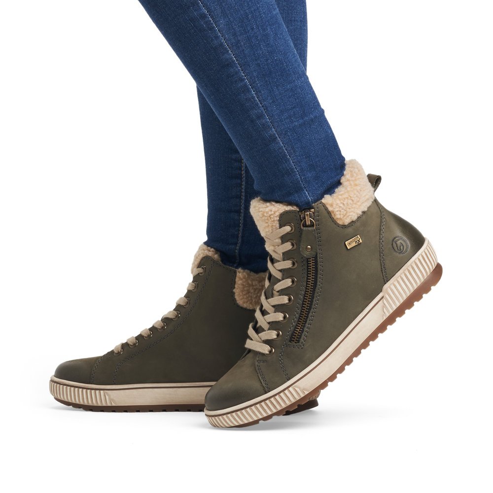 Fir green remonte women´s lace-up shoes D0770-54 with remonteTEX technology. Shoe on foot.