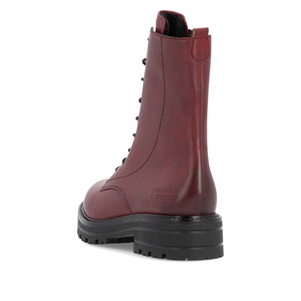 Red remonte women´s biker boots D2278-36 with a zipper as well as comfort width G. Shoe from the back.