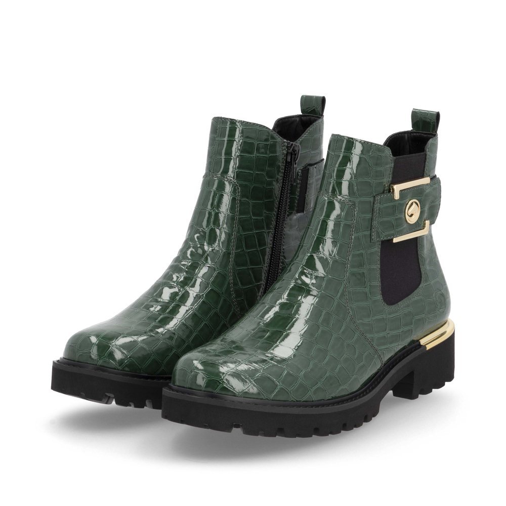 Fir green remonte women´s Chelsea boots D8684-54 with a golden decorative element. Shoes laterally.