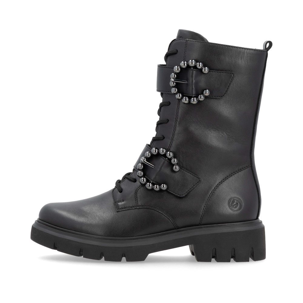 Jet black remonte women´s biker boots D1W70-00 with a round decorative buckles. Outside of the shoe.