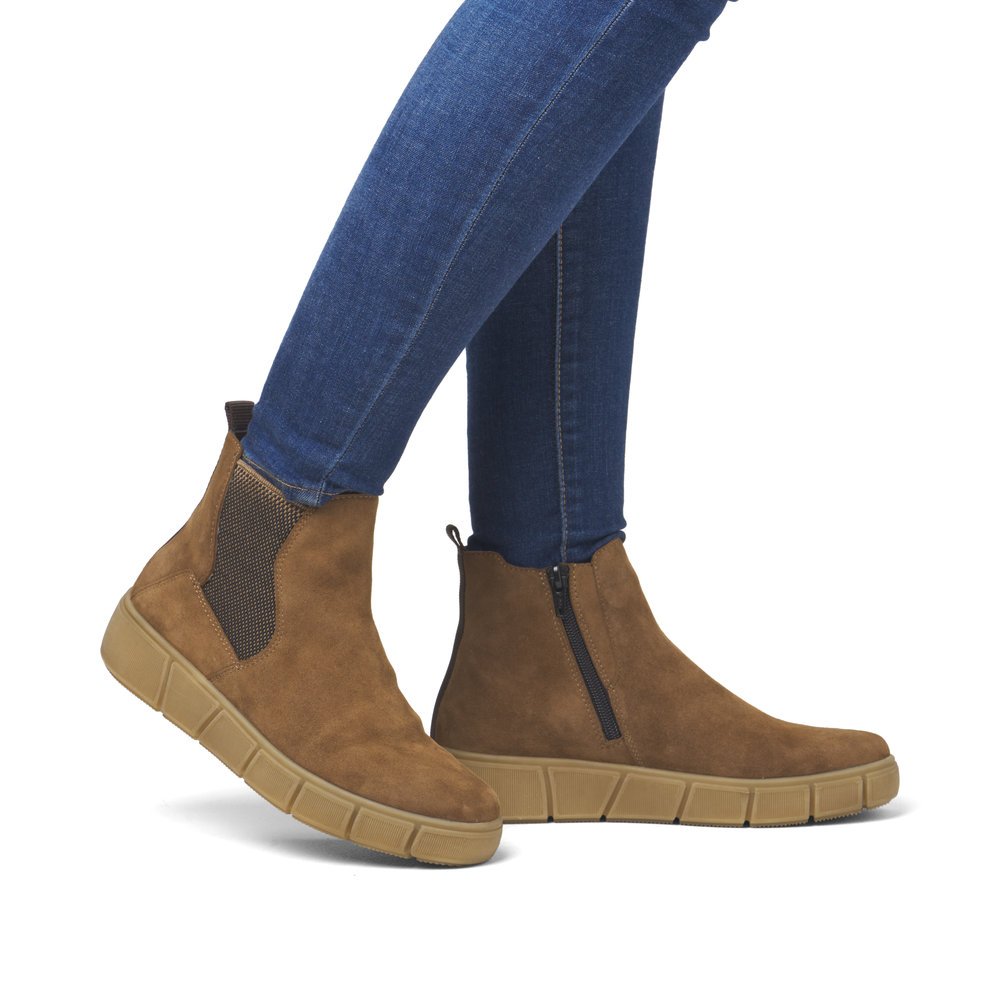 Brown remonte women´s Chelsea boots D1T71-24 with zipper as well as comfort width G. Shoe on foot.