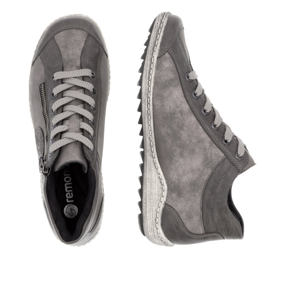 Chaussures à lacets remonte grises pour femme R1477-42 avec logo gris. Chaussure vue de dessus, couchée.